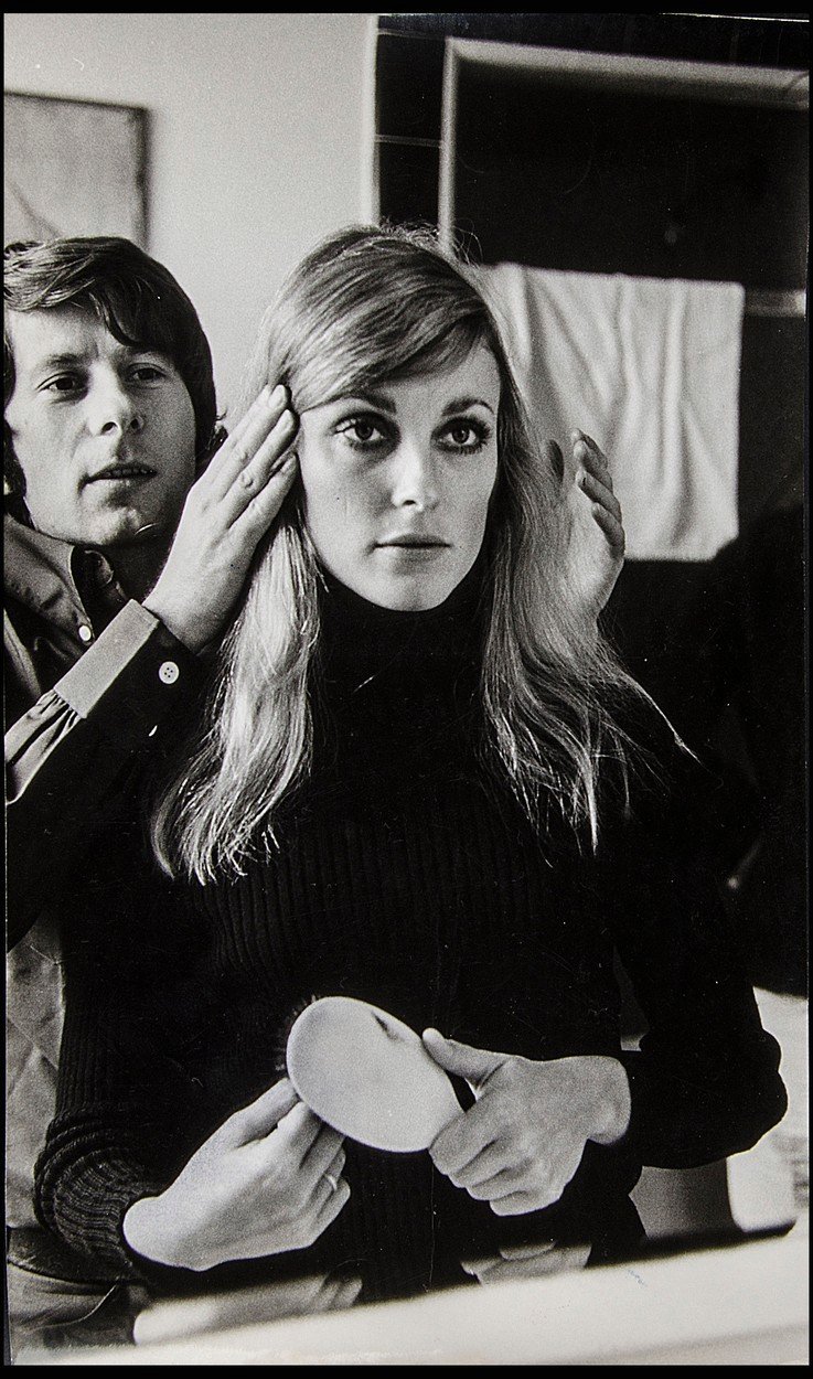 Roman Polanski a Sharon Tate těsně po svatbě. Snímek pořídil renomovaný fotograf Terry O&#39;Neill. O rok a půl později byla Sharon zavražděna.