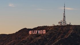 Nápis Hollywood a svahu nad kalifornským Los Angeles
