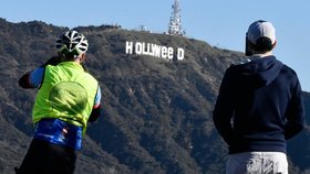 Slavný nápis Hollywood vtipálek předělal během silvestrovské noci na Hollyweed.