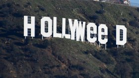 Slavný nápis Hollywood vtipálek předělal během silvestrovské noci na Hollyweed.