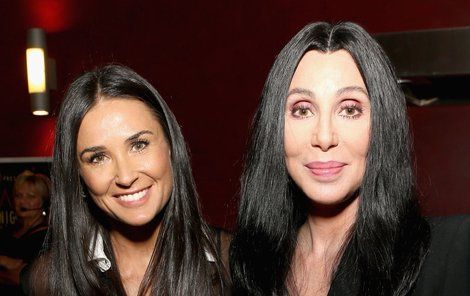 Hollywoodské »ségry« Demi Moore (vlevo) a Cher.