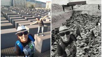 Konec selfíček u Památníku holocaustu? Unikátní projekt upozorňuje na nevhodné fotky turistů