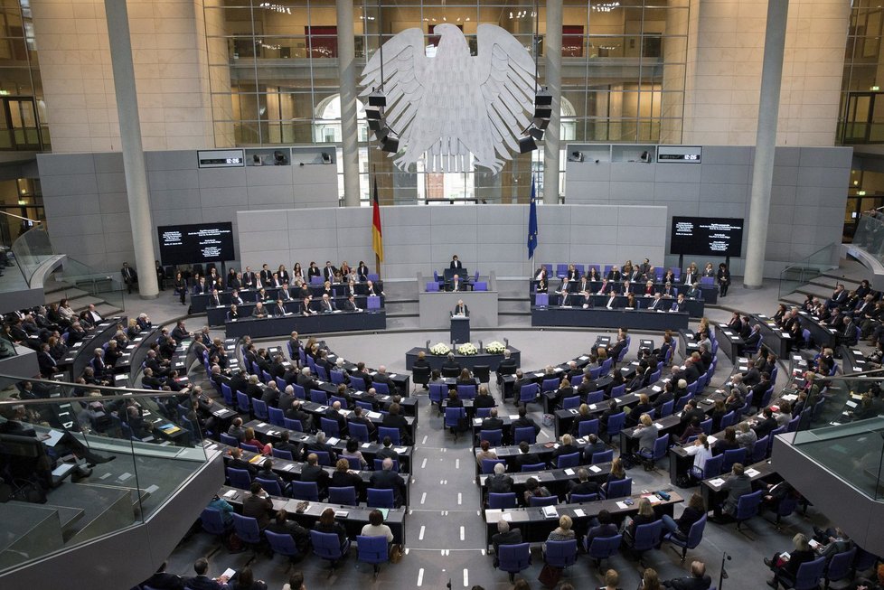 Uctění obětí holocaustu v berlínském Bundestagu: Promluvila Ruth Klueger, která holocaust přežila.