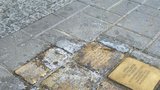Nechutný vandalismus: Kameny zmizelých obětí holocaustu někdo v Brně polil louhem