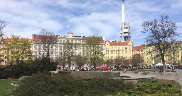 Na náměstí Jiřího z Poděbrad proběhlo letos veřejné čtení obětí holokaustu, které má za cíl připomenout si zvěrstva nacistického režimu.
