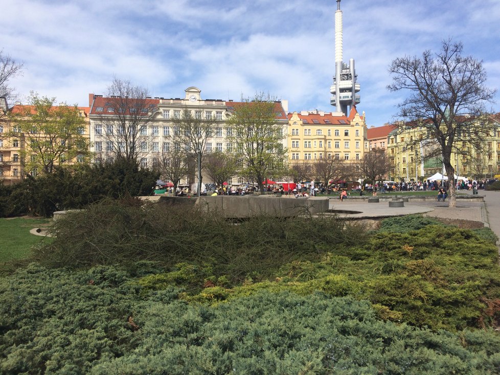 Na náměstí Jiřího z Poděbrad proběhlo veřejné čtení obětí holocaustu, které má za cíl připomenout si zvěrstva nacistického režimu. (2018)