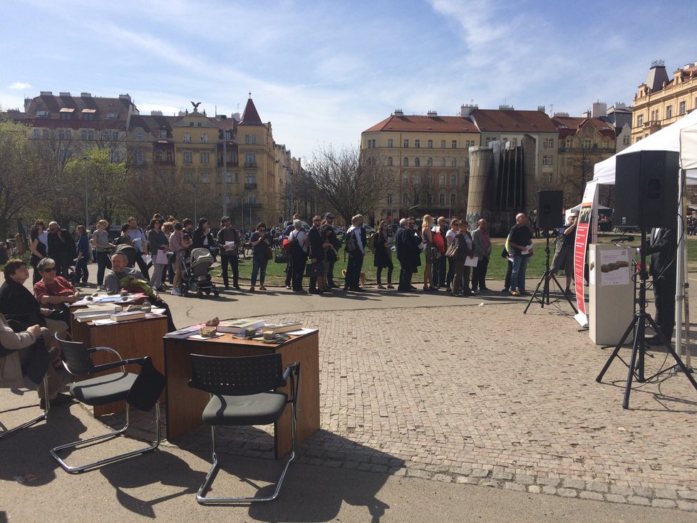 Na náměstí Jiřího z Poděbrad proběhlo veřejné čtení obětí holocaustu, které má za cíl připomenout si zvěrstva nacistického režimu. (2018)