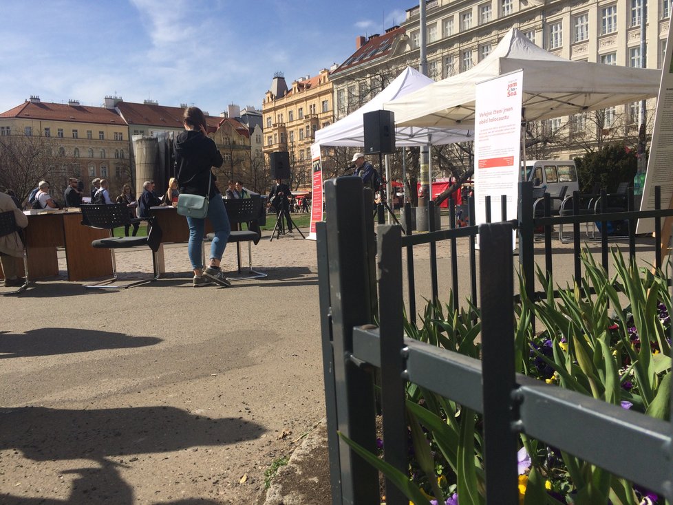 Lidé si na Žižkově připomínali židovské i romské oběti nacistického teroru.