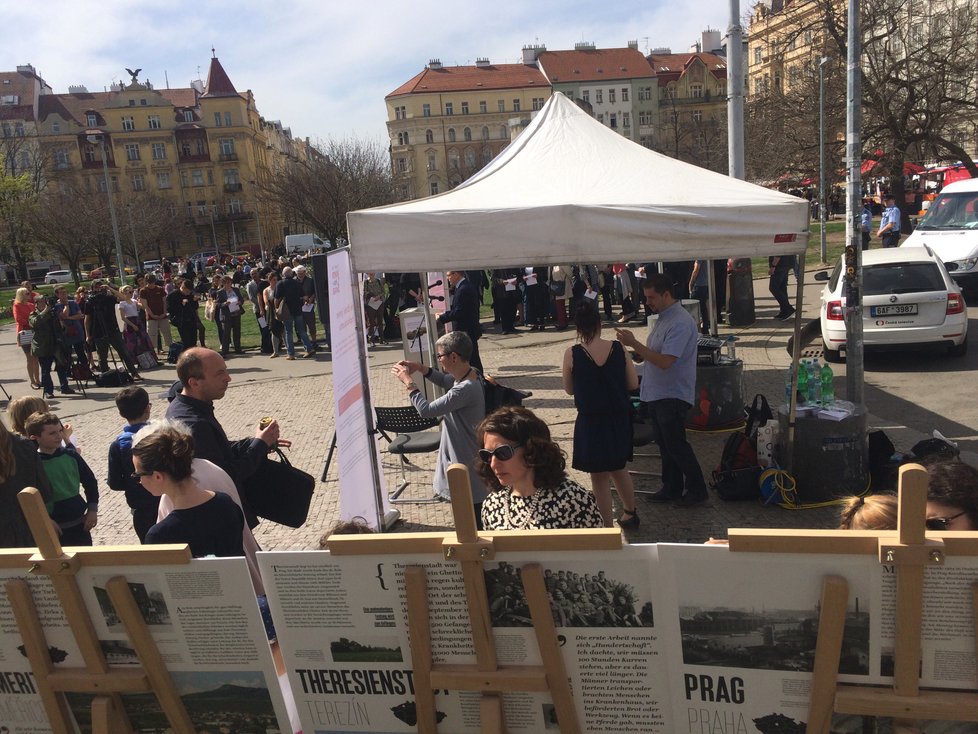 Součástí veřejného čtení byla i putovní výstava o koncentračních a pracovních táborech na území České republiky.