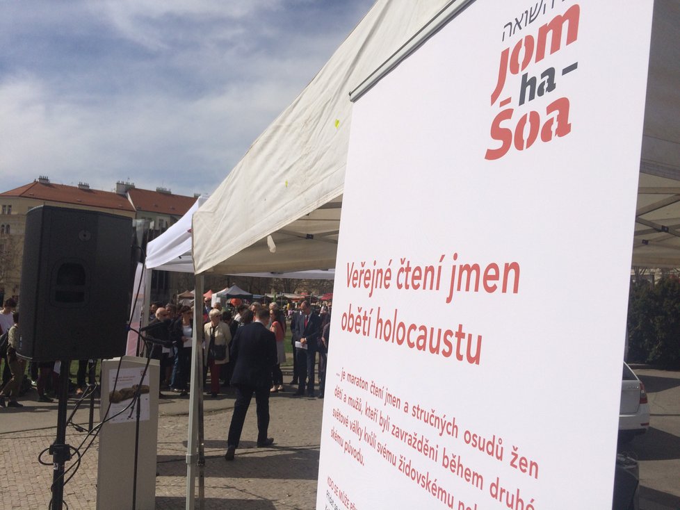 Na náměstí Jiřího z Poděbrad proběhlo letos veřejné čtení obětí holocaustu, které má za cíl připomenout si zvěrstva nacistického režimu.