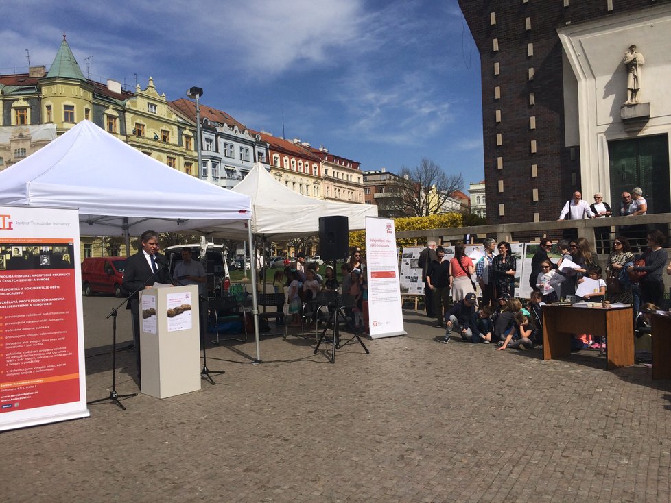 Jména padlých přišel krom starostky Vladislavy Hujové uctíti i bývalý ministr pro lidská práva a rovné příležitosti Jiří Dientsbier.