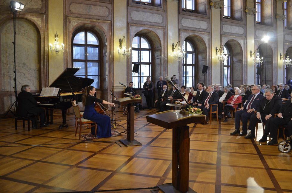 Na Den památky obětí holokaustu živě zahráli na půdě Senátu Jiří Hošek a Dominika Weiss Hošková. (27.1.2020)