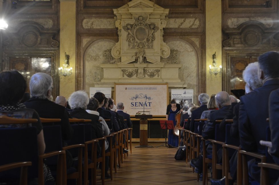 Na Den památky obětí holokaustu živě zahráli na půdě Senátu  Jiří Hošek a Dominika Weiss Hošková (27. 1. 2020.)