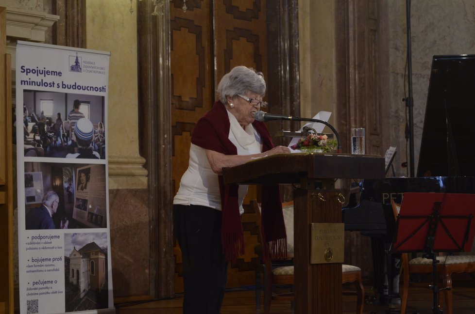 Eva Pokorná je jednou z přeživších holocaustu. Její rodina zahynula v Osvětimi. Evu poslali na práci (27.1.2020)