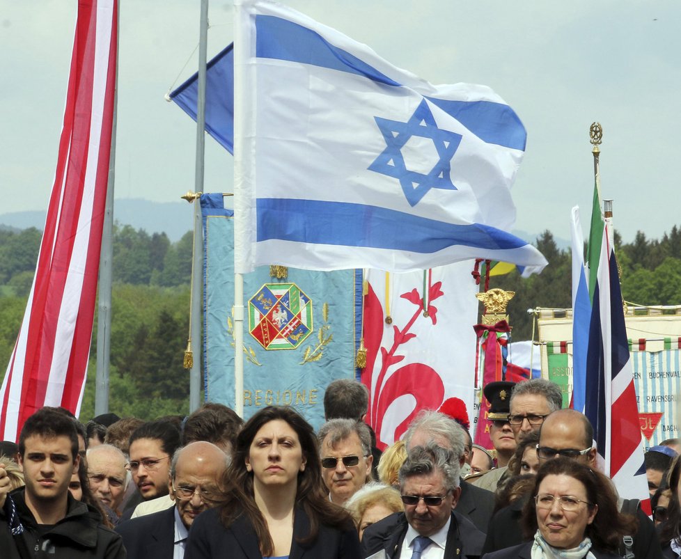 Členové delegace z Izraele se účastní ceremonie na památku 70. výročí od osvobození koncentračního tábora Mauthausenu.