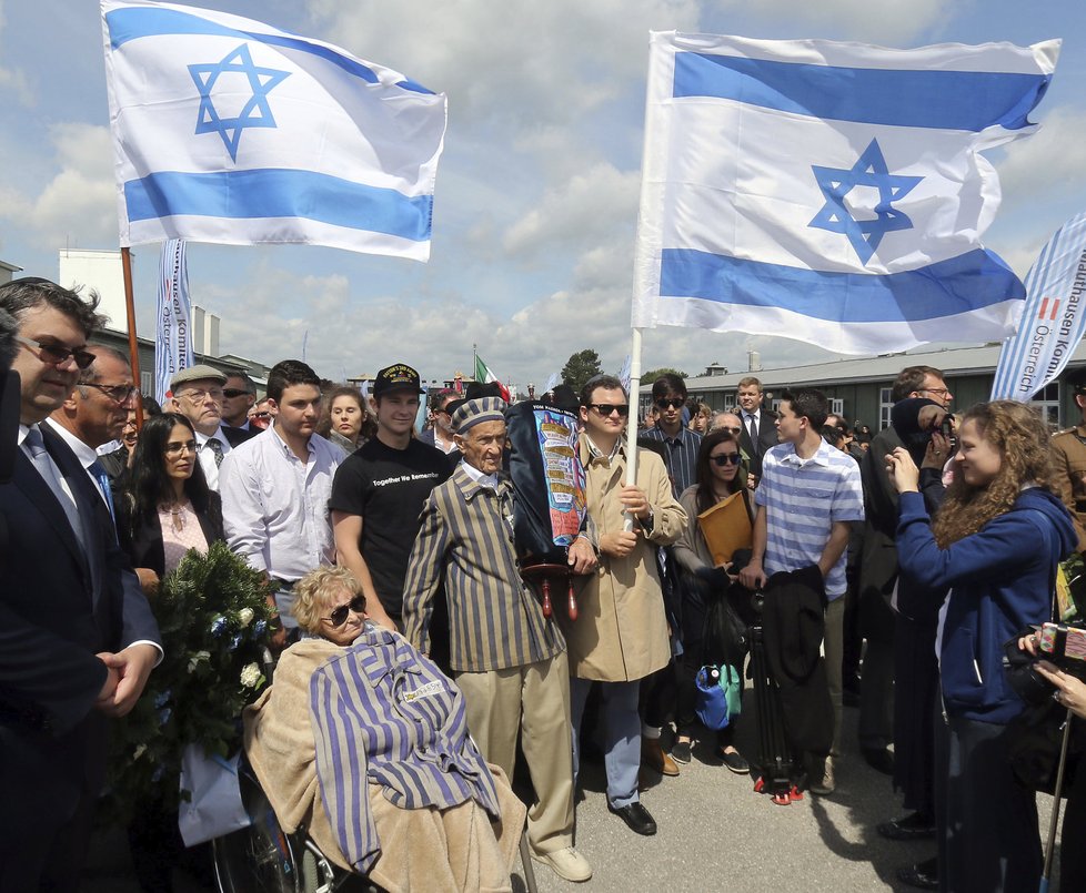 Členové delegace z Izraele se účastní ceremonie na památku 70. výročí od osvobození koncentračního tábora Mauthausenu.