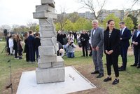 Kufry, které se nikdy nevrátily: Praha 11 odhalila památník obětem holocaustu