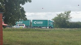 Tragická nehoda na Jičínsku. Řidička vjela pod kola kamionu.