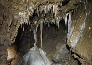 Speleologové prozkoumali v jeskyni Lipovecká ventarola 60 metrů vysoký komín s parádní krápníkovou výzdobou.