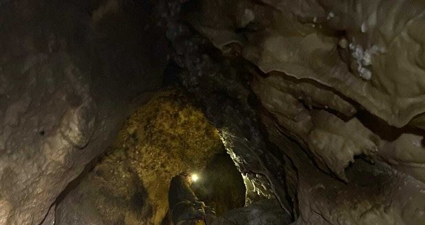 Speleologové prozkoumali v jeskyni Lipovecká ventarola 60 metrů vysoký komín s parádní krápníkovou výzdobou.