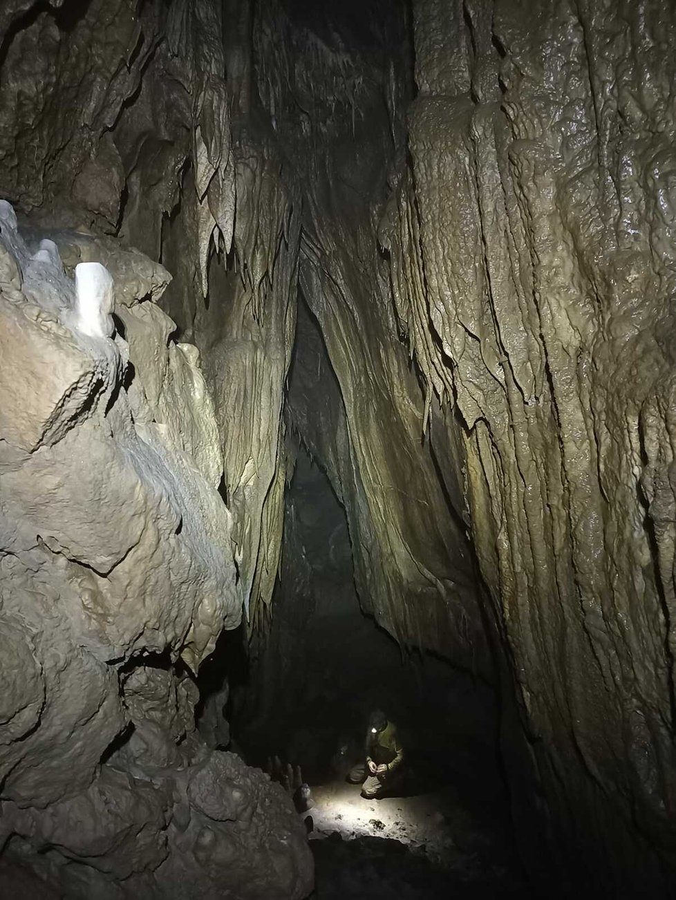 Jeskyňáři z Holštejnské výzkumné skupiny mohou slavit. O víkendu objevili v Moravském krasu další stovky metrů chodeb a především novou jeskyni, kterou nazvali Jiná dimenze.