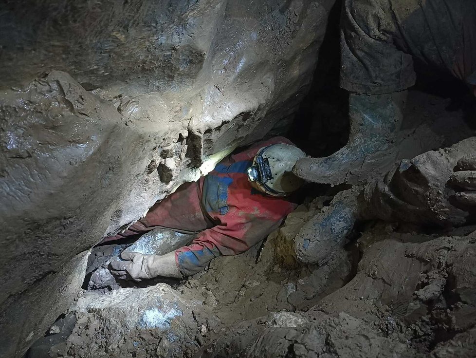 V cestě za novým objevem museli jeskyňáři zdolat řadu úžin.