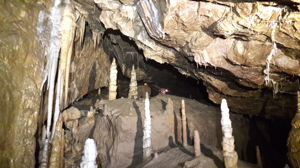 Jeskyňáři z Holštejnské výzkumné skupiny mohou slavit. O víkendu objevili v Moravském krasu další stovky metrů chodeb a především novou jeskyni, kterou nazvali Jiná dimenze.