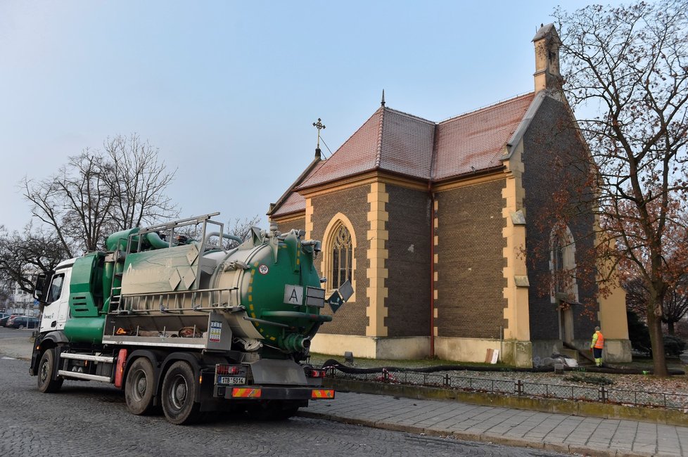 Specializovaná firma odstraňuje z půdy kaple sv. Cyrila a Metoděje v Břeclavi tuny holubího trusu i mrtvých těl ptáků.
