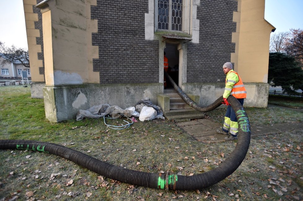 Specializovaná firma odstraňuje z půdy kaple sv. Cyrila a Metoděje v Břeclavi tuny holubího trusu i mrtvých těl ptáků.