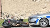 Před zákonem neujel: Motorkář naboural do policejního vozu. Skončil v poutech