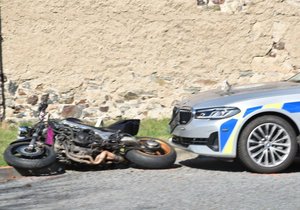 Policisté pronásledovali motorkáře, který měl vysloven zákaz motorových vozidel. (19. březen 2024)