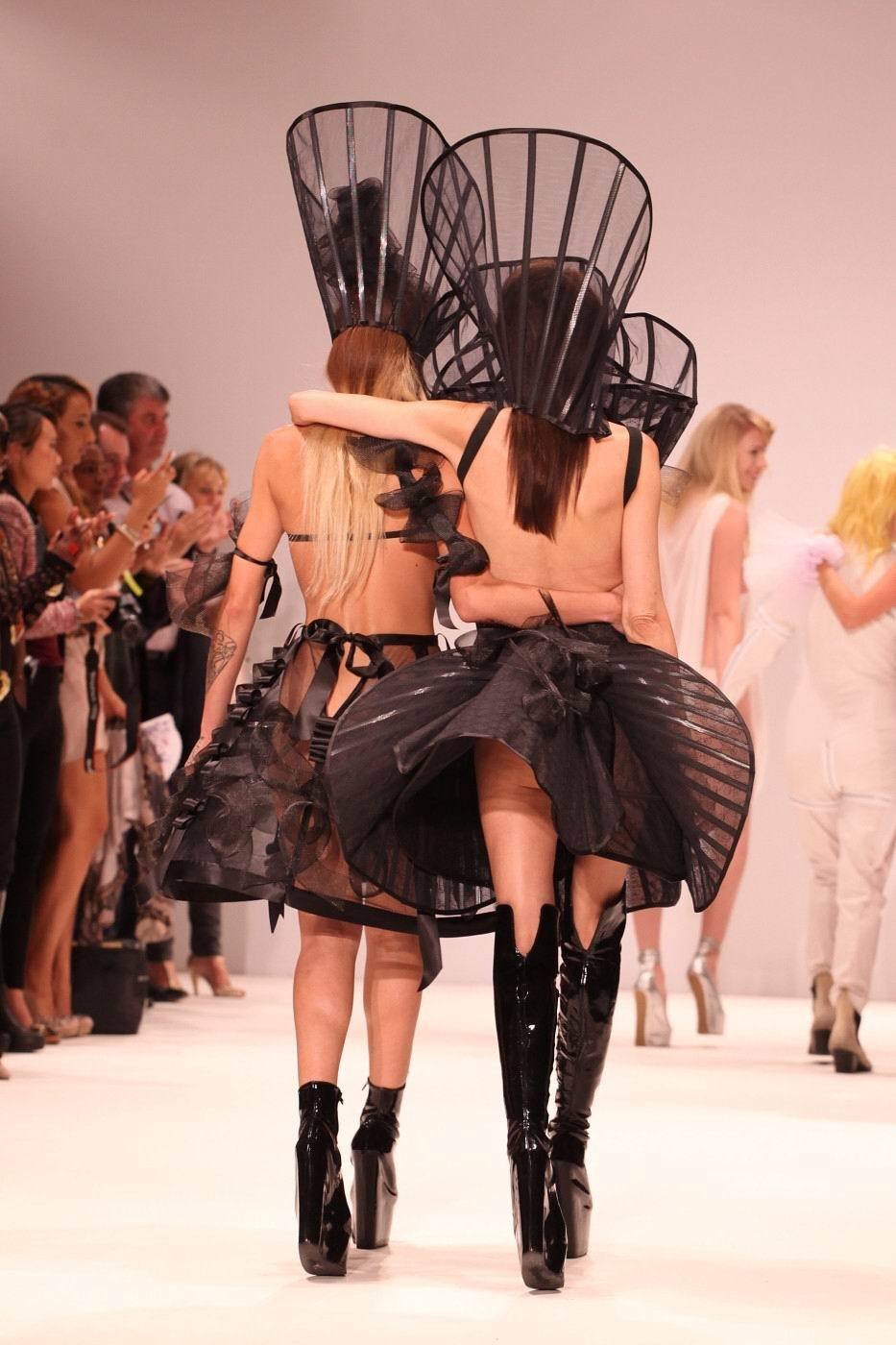 Kontroverzní návrhářka Pam Hogg představila nové modely ze sexshopu