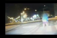 Noční rozdováděné Brno: Opilec spustil kalhoty, vystrčil na hlídku holou zadnici