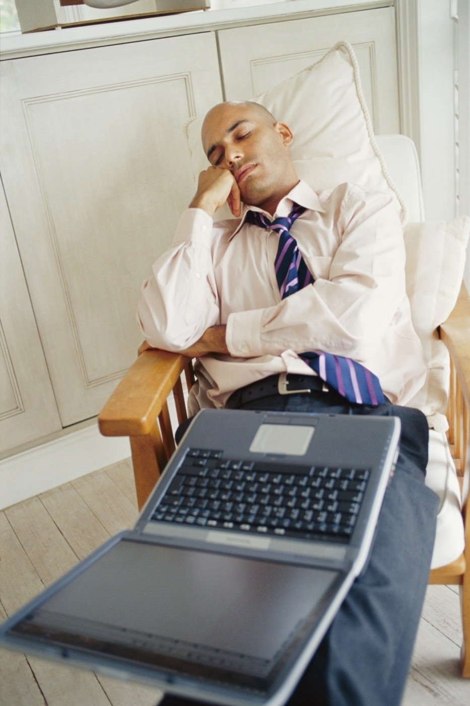 Sladký home office? Vědci tvrdí, že jsou lidé ještě více ve stresu a mají problém se spaním.