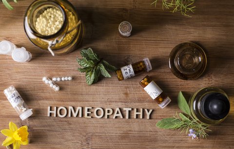 Neobracejme se k homeopatii zády, věda potvrzuje její účinnost. Tato fakta přesvědčí i vás