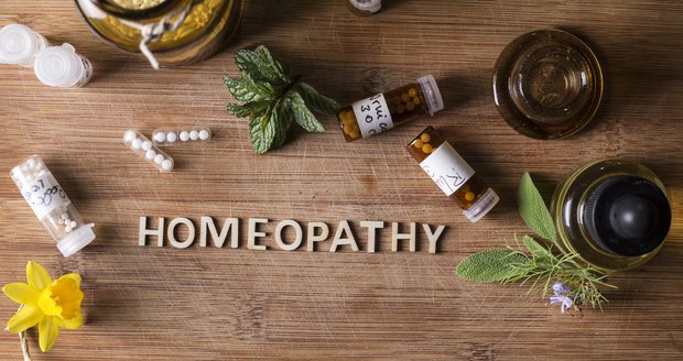 Neobracejme se k homeopatii zády, věda potvrzuje její účinnost. Tato fakta přesvědčí i vás Homeopatie