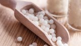 Jak fungují homeopatika a proč je dávat dětem? Plus tipy, co na rýmu a další potíže