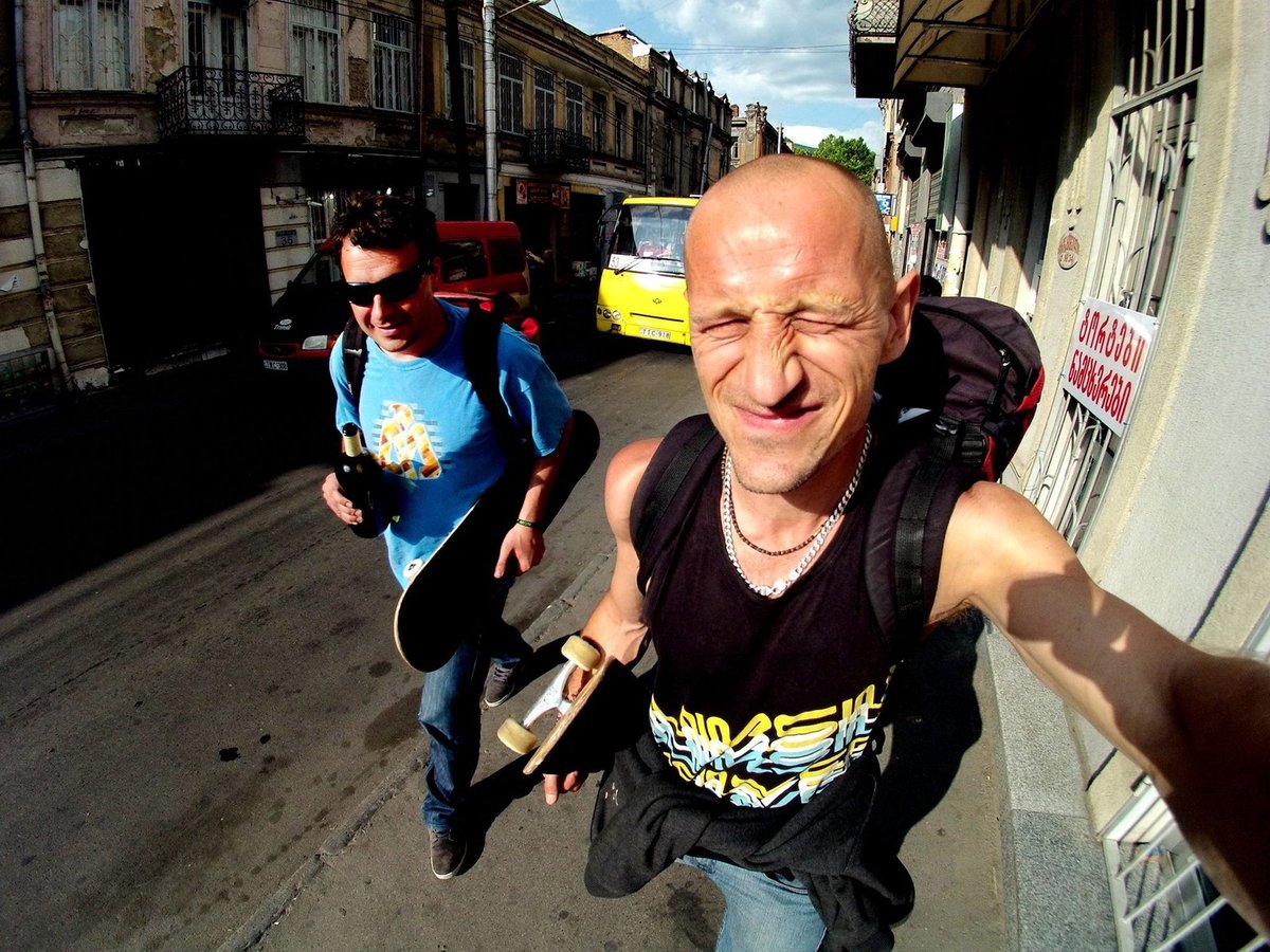 Matěje destinace plné turistů ho nelákají.