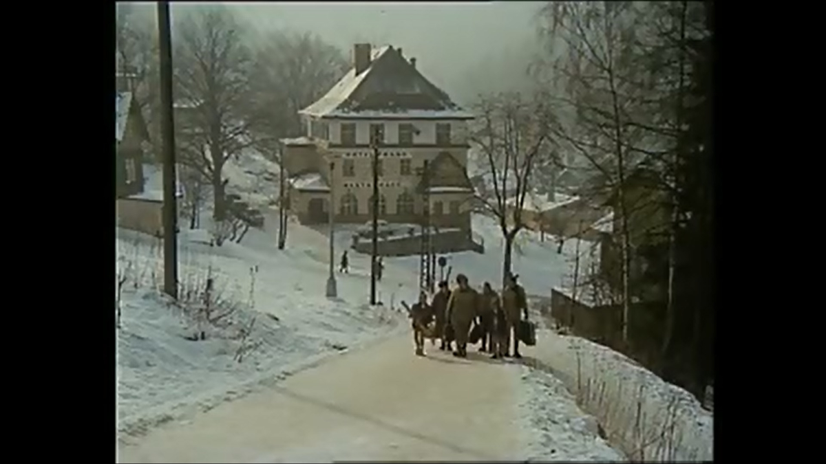 1972 - Kluzká cesta, kde si rodinka odpočinula, kopec aby na nabrala síly.