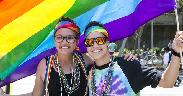 Prvomájové oslavy v Rusku: Demonstrace za práva homosexuálů a zatýkání