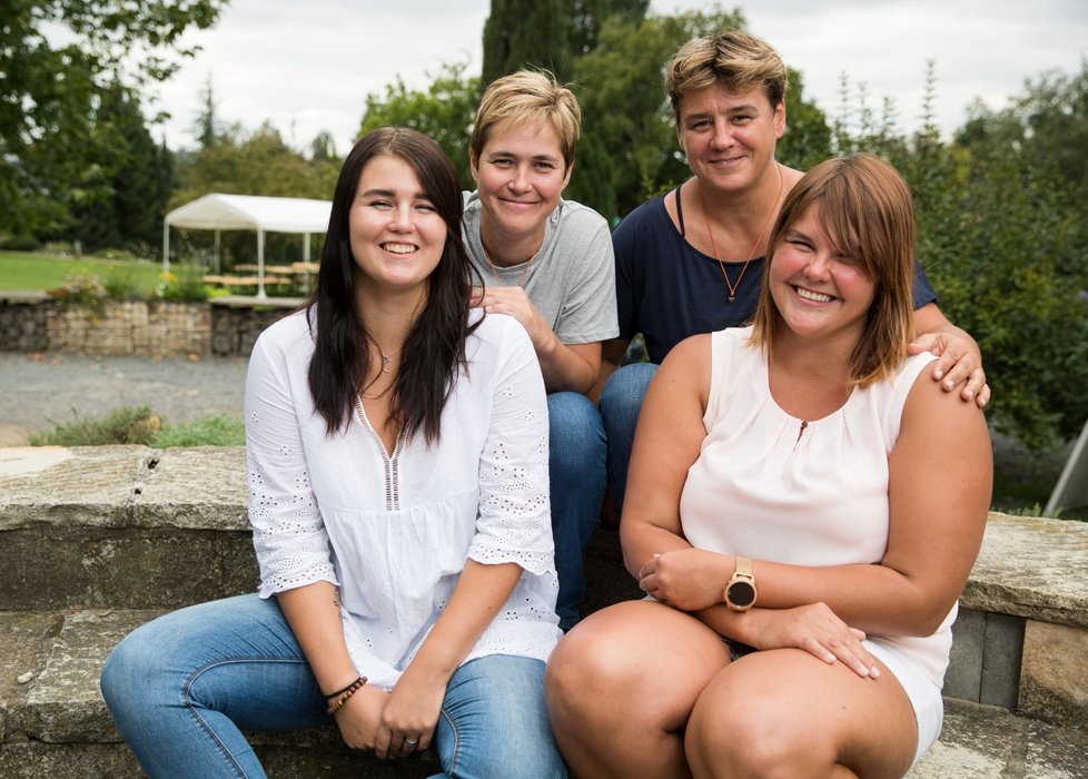 Mirka, Jana, Veronika a Katka jsou šťastná rodina. Doma na ně čekal ještě sedmiletý Matyáš