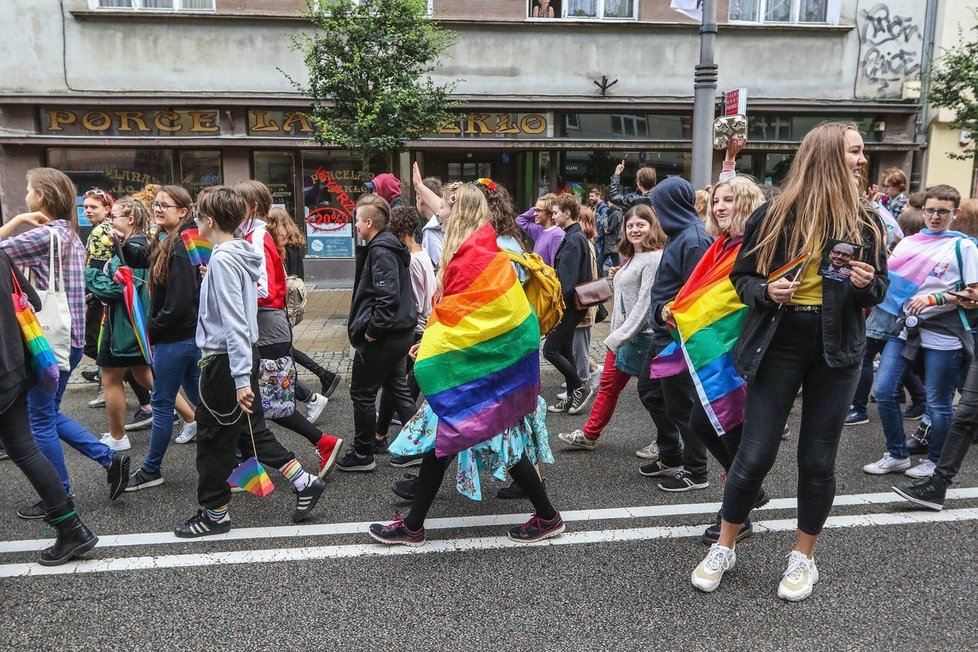 Podle výzkumu mohou lidé svými předsudky způsobit neheterosexuálům deprese. Na obrázku Prague Pride v Polsku