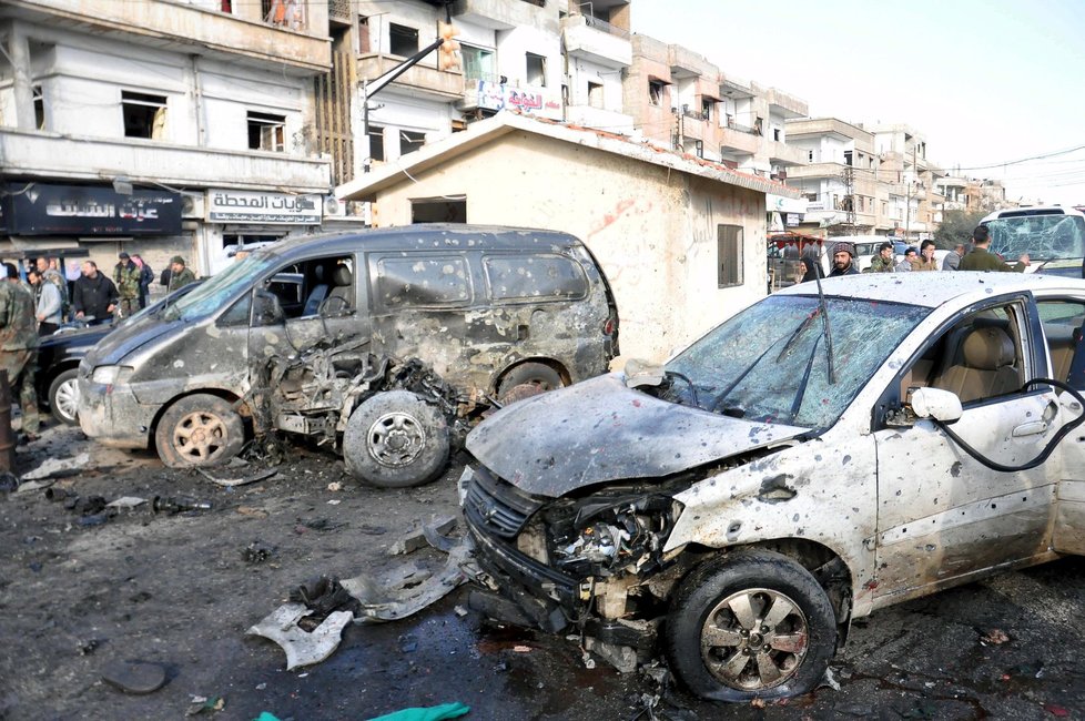 Po dvou atentátech v syrském městě Homs zemřelo nejméně 46 lidí. Na snímku škody po jiné explozi z konce ledna