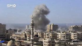 V den útoku teroristů zaútočila v Homsu vládní letadla na čtvrť ovládanou povstalci.