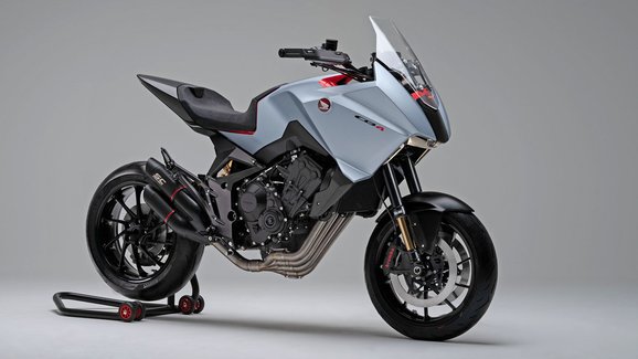 Honda CB4X spojuje japonskou techniku s italskými liniemi 