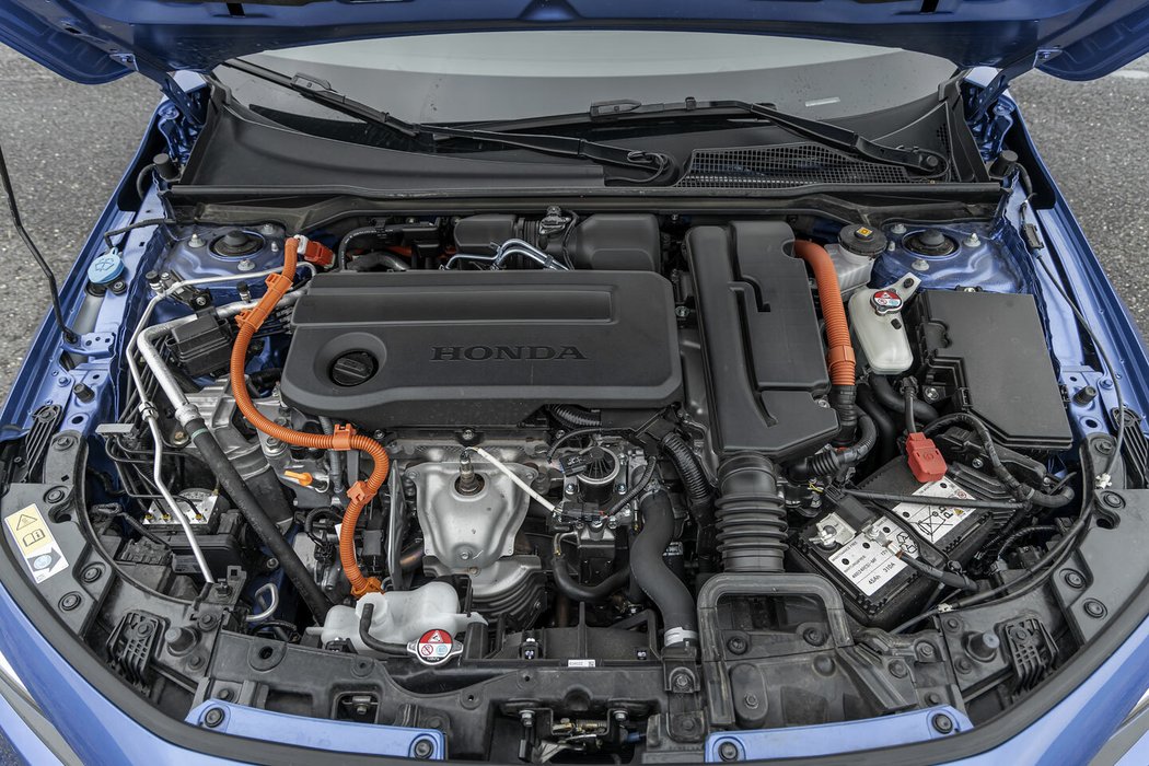 Hybrid hondy disponuje 135 kW, což je i nejvyšší výkon elektromotoru. Spalovací dvoulitr s 105 kW slouží hlavně k dobíjení baterií. Všechny komponenty jsou skvěle sladěny a civic jezdí plynule.