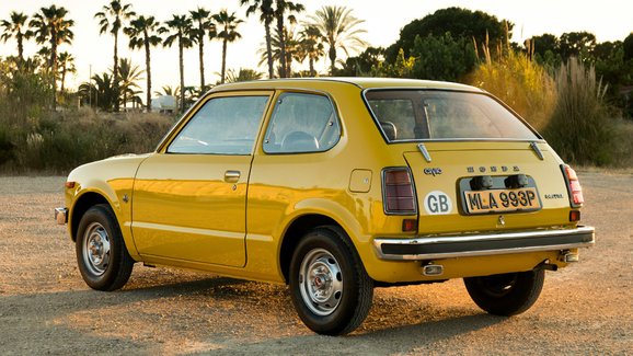 První generace Hondy Civic 1200 se představila veřejnosti v červenci 1972 ve dvoudveřovém provedení.