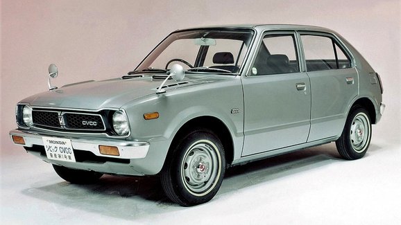 Čtyřdveřová Honda Civic 1500 se vyráběla od roku 1973 s motorem série ED. Čtyřválec s objemem 1 488 cm3 měl výkon 65 koní.