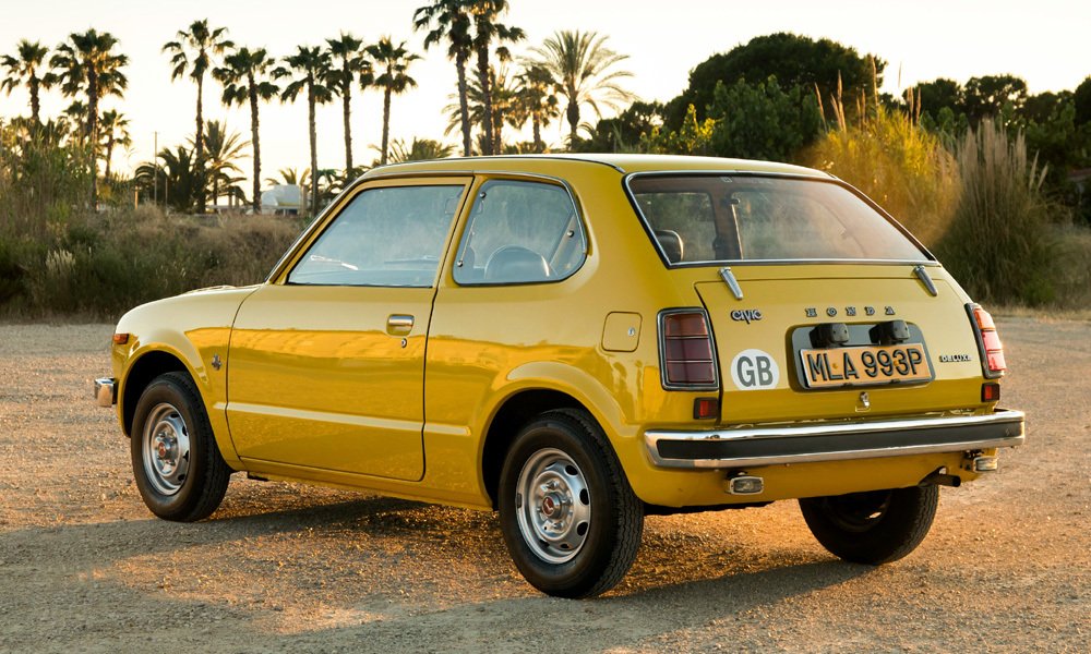 První generace Hondy Civic 1200 se představila veřejnosti v červenci 1972 ve dvoudveřovém provedení.