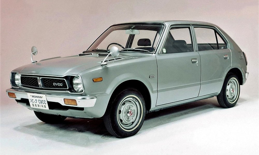 Čtyřdveřová Honda Civic 1500 se vyráběla od roku 1973 s motorem série ED. Čtyřválec s objemem 1 488 cm3 měl výkon 65 koní.